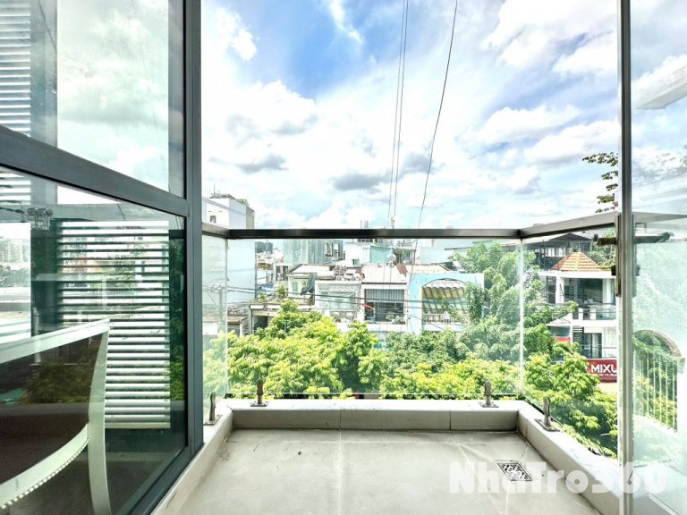 Studio bancong full nội thất ở Âu Dương Lân Q8