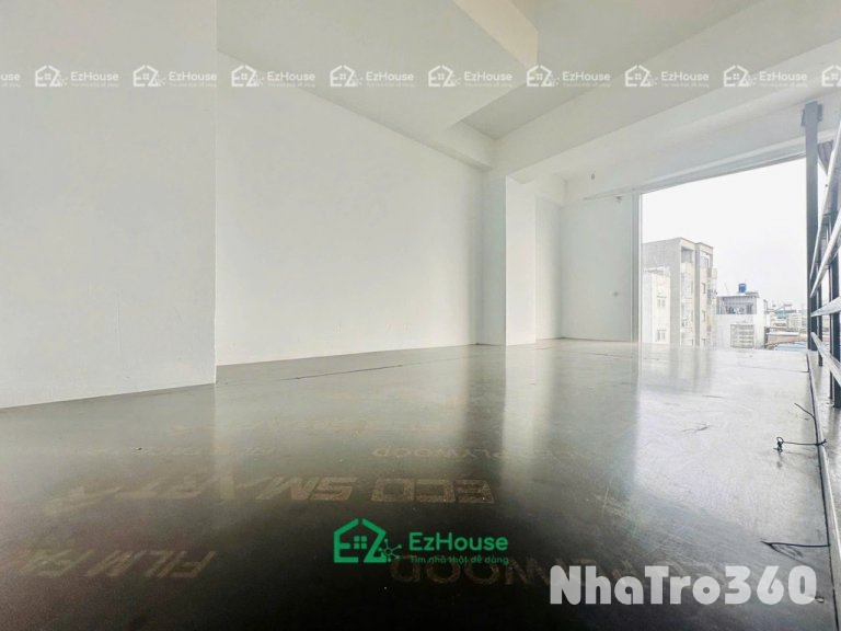 Cửa sổ lớn, ban công thoáng mát, phòng rộng