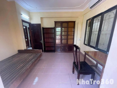 Cho thuê căn hộ Tập thể tầng 5 ngõ 805 Giải Phóng 120m2, 3 ngủ, 9 Triệu ở gđ, nhóm ngoan