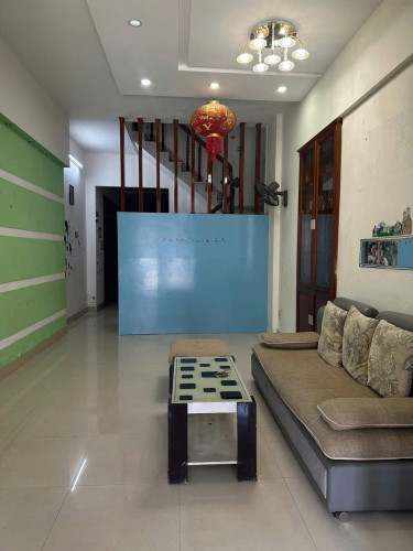 Cho thuê nguyên căn nhà mặt tiền đường Mạc Đĩnh Chi, Phường Tân Tiến, TP Nha Trang cần cho thuê:
DT: 80m2 (4x20)
Giá thuê: 18 TRIỆU