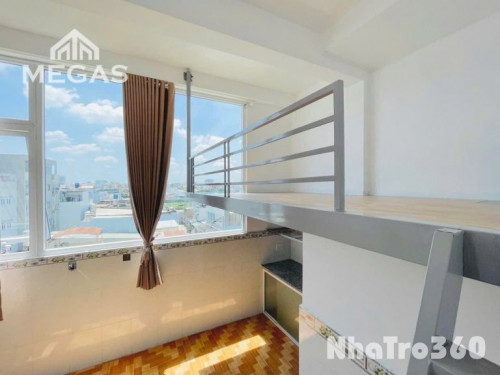Không nội thất, cửa sổ lớn, ban công, rộng thoáng