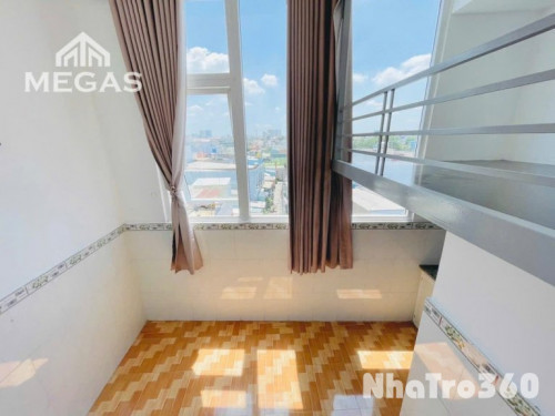 Không nội thất, cửa sổ lớn, ban công, rộng thoáng