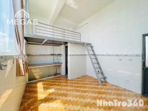 Không nội thất, cửa sổ lớn, ban công, rộng thoáng