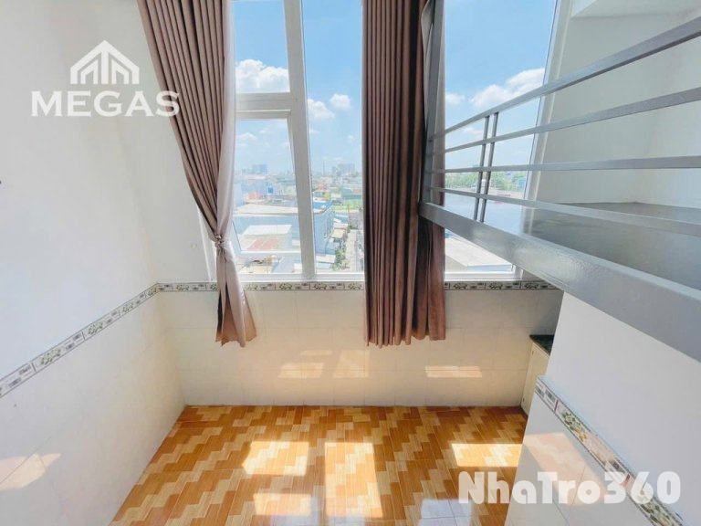 Không nội thất, cửa sổ lớn, ban công, rộng thoáng