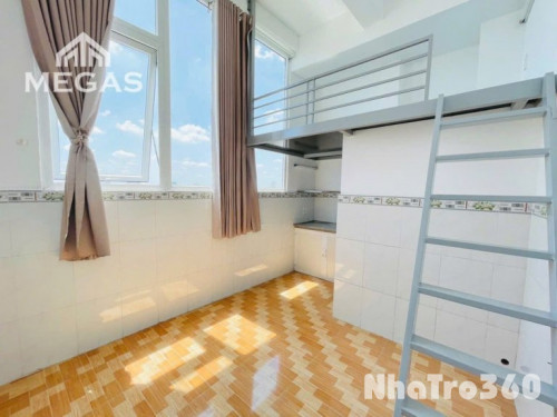 Không nội thất, cửa sổ lớn, ban công, rộng thoáng