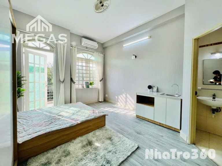 Full nội thất, ban công, free xe, free dịch vụ