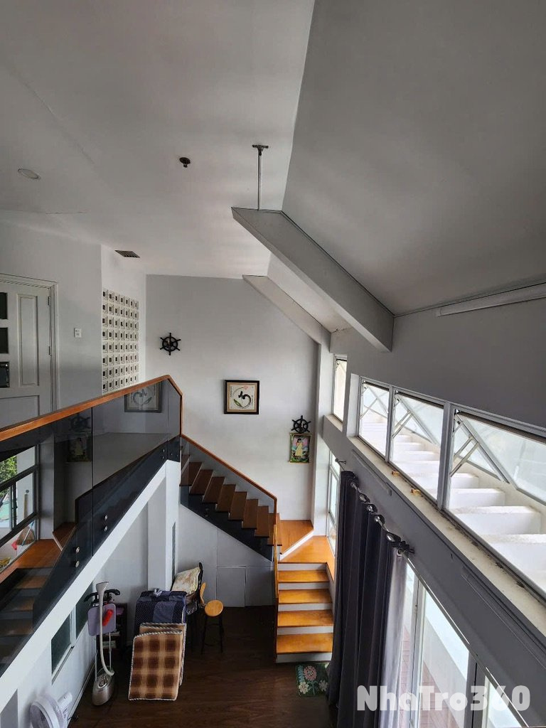 Cho thuê căn penhouse 234 m2 cc b1 trường sa