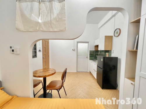 Căn hộ tách bếp cửa sổ trời ngay sân bay Tân Bình