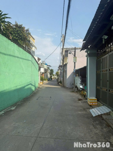 CHO THUÊ NHÀ 1 LẦU HXH THẠNH XUÂN 14- 3PH- DT 100m2 (5x20) giá 8tr

✅ 1 trệt + 1 lầu, 3 phòng ngủ, cực kỳ phù hợp gia đình nhiều thế hệ 
✅ Sân để xe rộng rãi, an toàn – không lo chật chội
✅ Hẻm xe oto đậu trước nhà 
✅  Điện nước chính 
✅ Diện tích 5x20m –