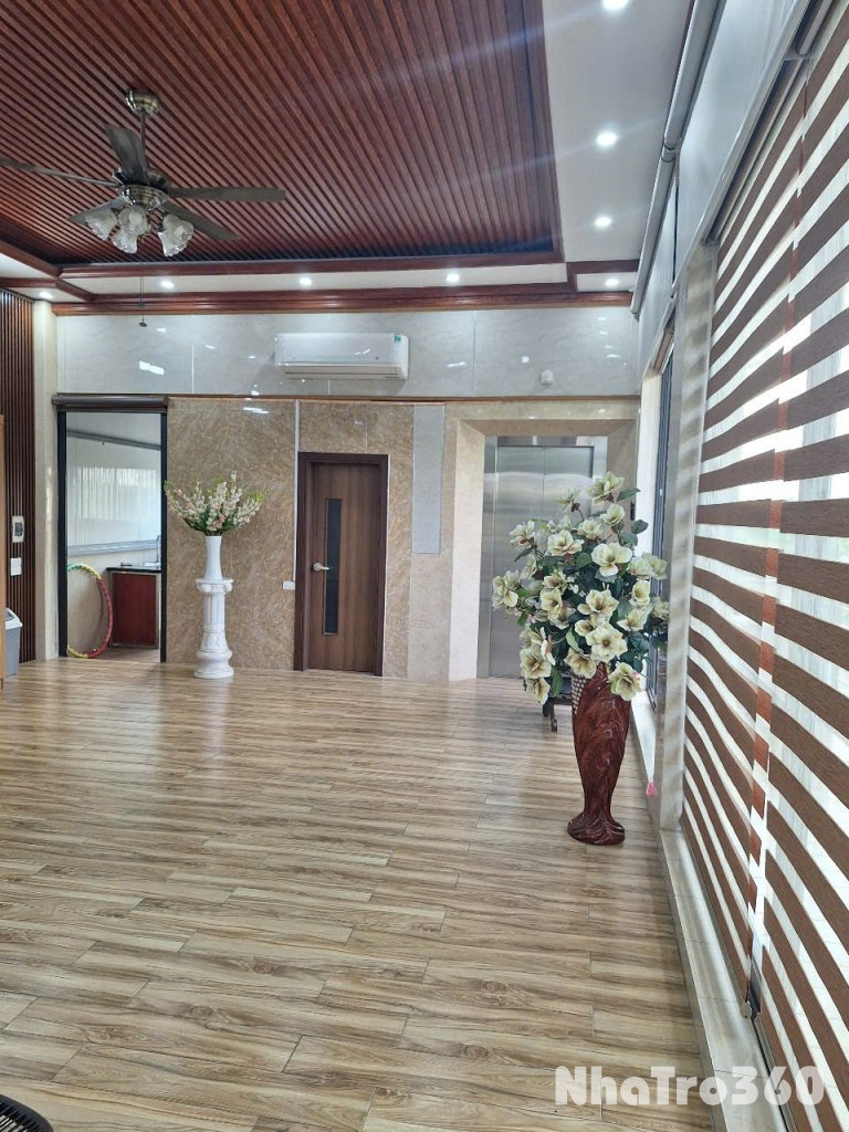 Cho thuê nhà có sân vườn dt 300m2 mặt đê Ngọc Thụy, Long Biên, HN