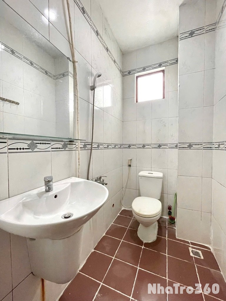 Full nội thất, cửa sổ lớn, rộng thoáng, sàn gỗ