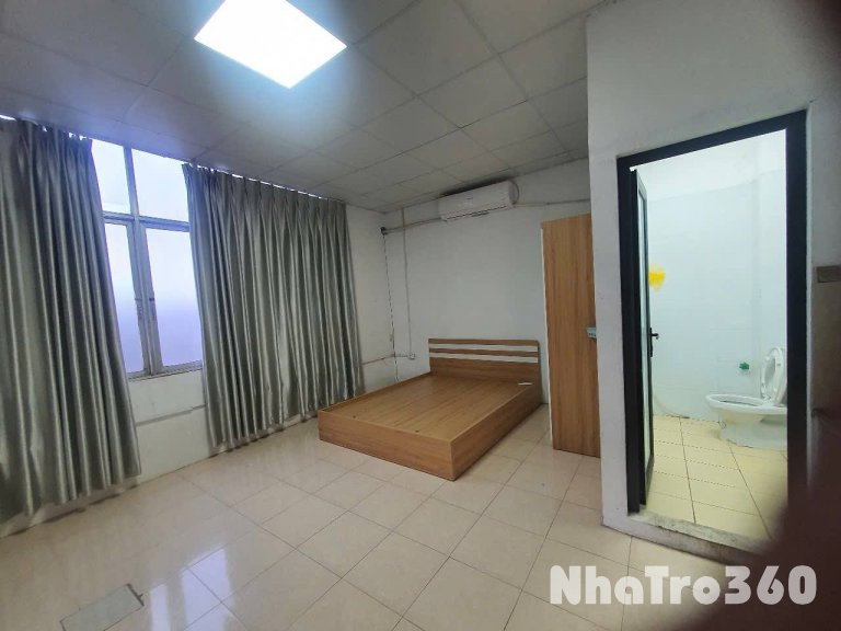 Cho Thuê nhà Mặt Phố Giải Phóng (ngay bến xe Giáp Bát), 400m* 3 tầng KD bất chấp