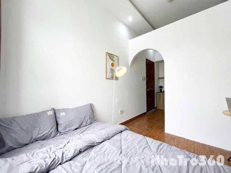 Căn hộ 1 phòng ngủ full nội thất tại đường C18, Phường 12, Quận Tân Bình – thiết kế hiện đại, có cửa sổ trời giúp căn hộ luôn thoáng sáng và mát mẻ tự nhiên.