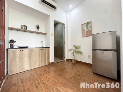 Căn hộ 1 phòng ngủ full nội thất tại đường C18, Phường 12, Quận Tân Bình – thiết kế hiện đại, có cửa sổ trời giúp căn hộ luôn thoáng sáng và mát mẻ tự nhiên.