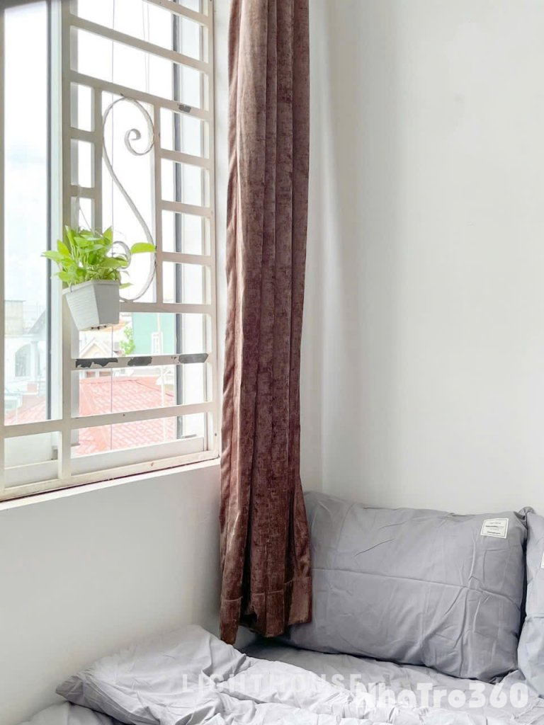 Căn hộ 1 phòng ngủ full nội thất tại đường C18, Phường 12, Quận Tân Bình – thiết kế hiện đại, có cửa sổ trời giúp căn hộ luôn thoáng sáng và mát mẻ tự nhiên.