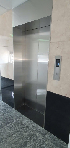 Mình cho thuê nhà lô góc, mới, Nam Trung Yên; vỉa hè 98m2* 5T- 30 Tr