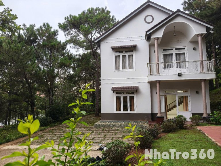 CHO THUÊ VILLA SÂN VƯỜN 5 PHÒNG TOẠ LẠC RỪNG THÔNG PHƯỜNG 8 ĐÀ LẠT GIÁ 25TR