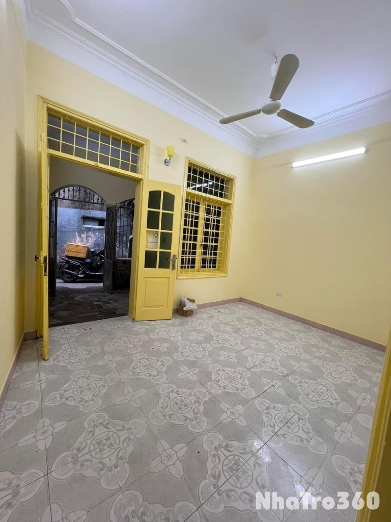 Cho thuê nhà nguyên căn Đê La Thành. 9tr/tháng.