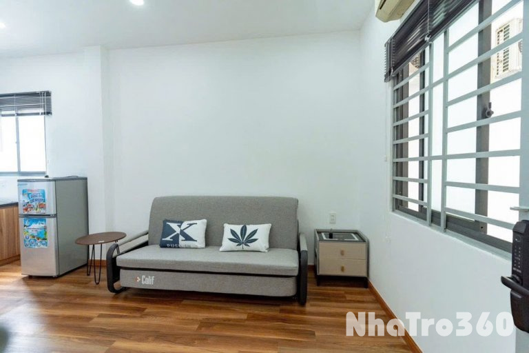 Phòng full nội thất cửa sổ Đoàn Văn Bơ Quận 4