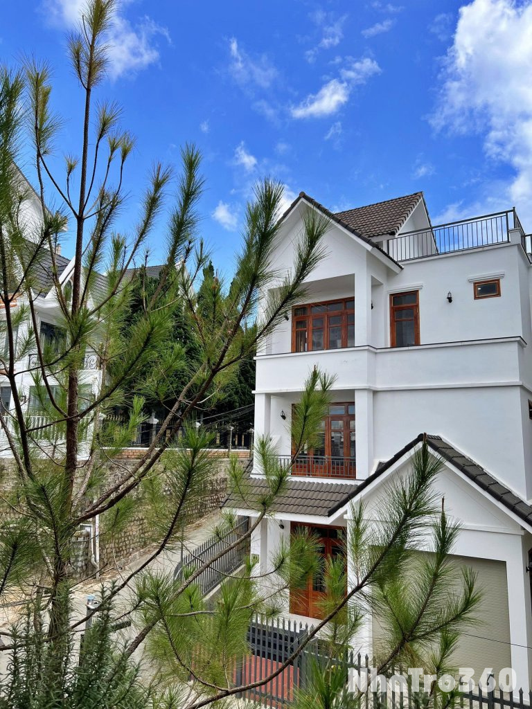 SANG NHƯỢNG VILLA TÂM HUYẾT NGUYỄN ĐÌNH CHIỂU, ĐÀ LẠT - 5PN, SÂN VƯỜN BBQ, HẺM Ô TÔ