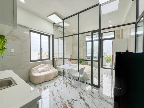 STUDIO MỚI 100% FULL NỘI THẤT BAN CÔNG, CỬA SỔ THOÁNG MÁT, GẦN LOTTE MART, CRESCENT MALL, TDTU, RMIT