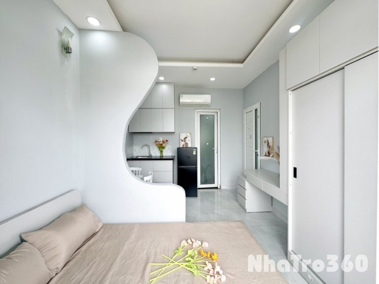 Cho thuê căn hộ ban công full nội thất quận 1