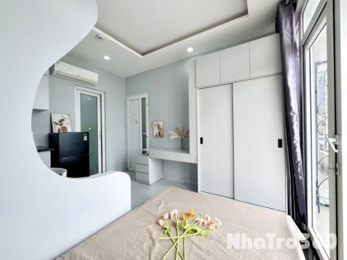 Cho thuê căn hộ ban công full nội thất quận 1