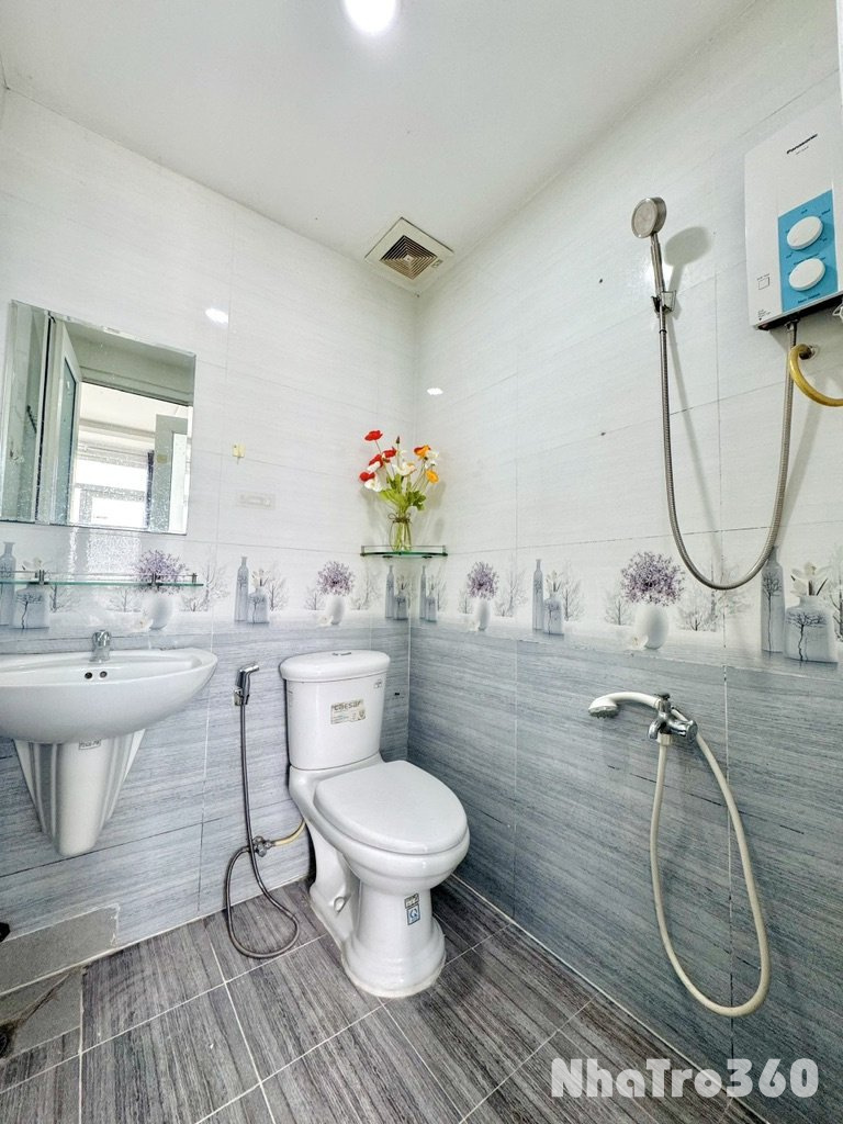 Cho thuê căn hộ ban công full nội thất quận 1