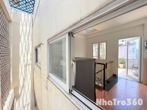 Căn 2PN full nội thất ban công TÔN THẤT THUYẾT Q4