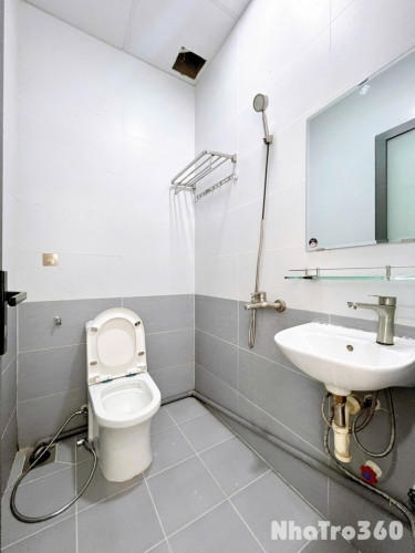 Phòng ban công cửa sổ full nội thất CMT8 Quận 10