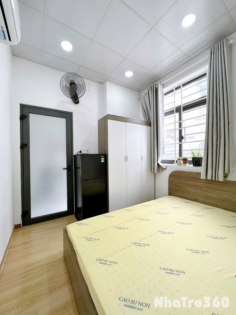 Phòng ban công cửa sổ full nội thất CMT8 Quận 10