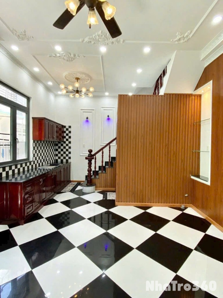 37. Nhà trệt lầu sau lưng Vincom Hùng Vương cách mặt tiền chỉ 1 căn nhà