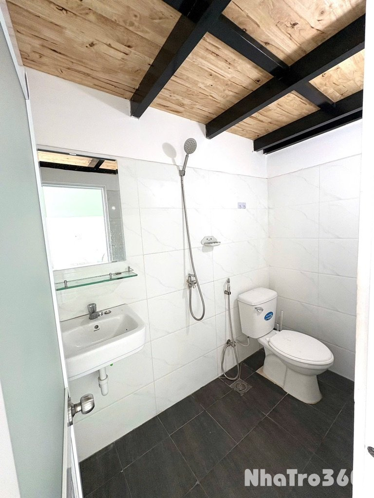 Gác cao 2m có bancol view kính full nt gần Etown