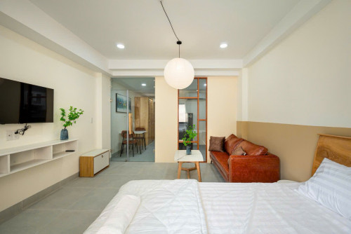 Căn hộ tách bếp ngay trung tâm quận 1, cửa sổ lớn, gần công viên Lê Văn Tám