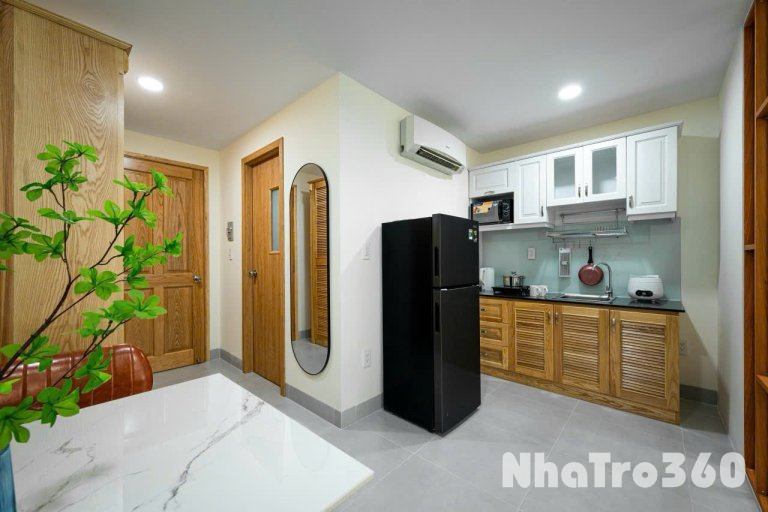 Căn hộ tách bếp ngay trung tâm quận 1, cửa sổ lớn, gần công viên Lê Văn Tám