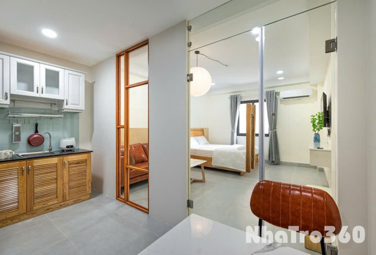 Căn hộ tách bếp ngay trung tâm quận 1, cửa sổ lớn, gần công viên Lê Văn Tám