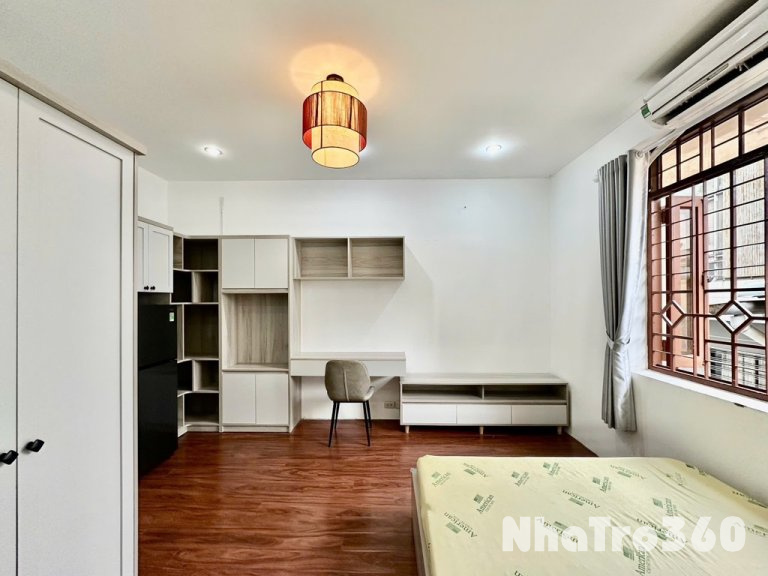 Cho thuê căn hộ Studio Q10 tách bếp, cửa sổ lớn