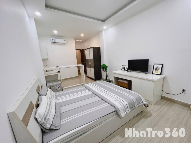 Studio full nội thất, cửa sổ, tự do, tủ lạnh