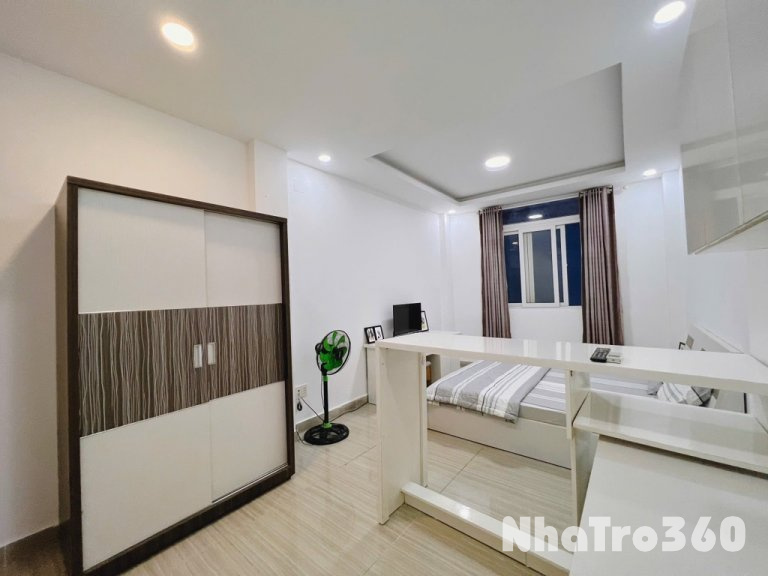 Studio full nội thất, cửa sổ, tự do, tủ lạnh