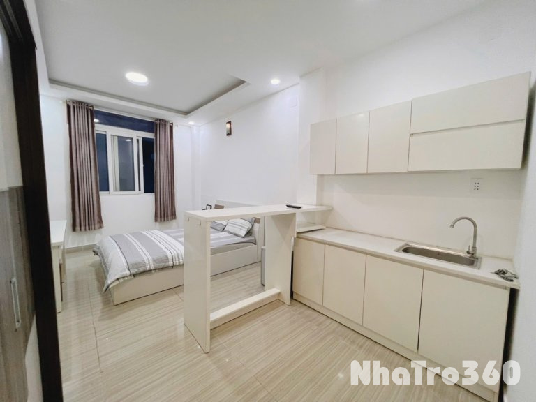Studio full nội thất, cửa sổ, tự do, tủ lạnh
