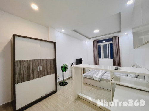 Studio full nội thất, cửa sổ, tự do, tủ lạnh
