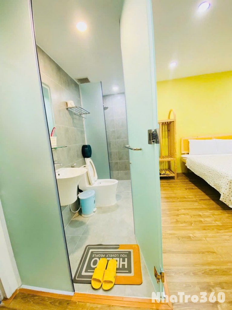 Cho thuê căn hộ mới - sạch sẽ - giá hợp lý ngay quận 1, cửa sổ đón nắng, gần Đại học Hoa Sen