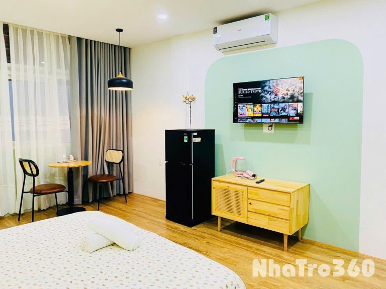 Cho thuê căn hộ mới - sạch sẽ - giá hợp lý ngay quận 1, cửa sổ đón nắng, gần Đại học Hoa Sen