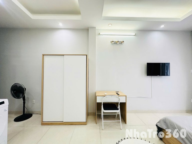 Căn hộ mới - sạch sẽ - giá hợp lý ngay quận 1, bancol đón nắng, gần Đại học Hoa Sen, UEH