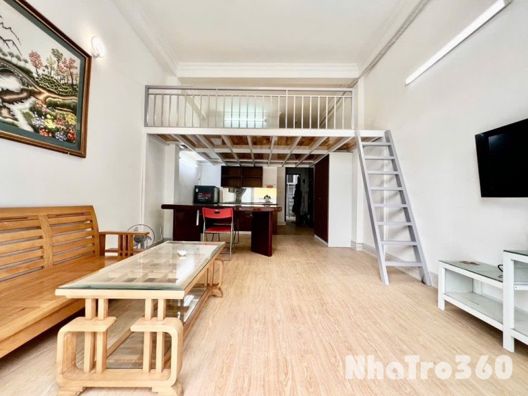 Phòng có gác ban công ngay chợ Hoàng Hoa Thám