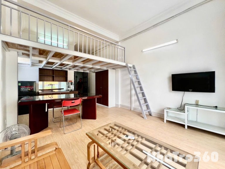 Phòng có gác ban công ngay chợ Hoàng Hoa Thám