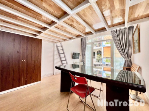 Phòng có gác ban công ngay chợ Hoàng Hoa Thám