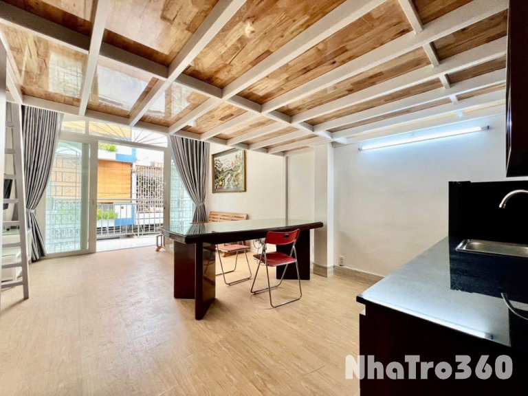 Phòng có gác ban công ngay chợ Hoàng Hoa Thám
