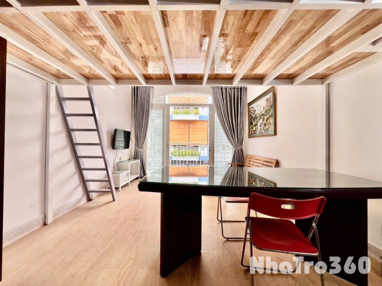 Phòng có gác ban công ngay chợ Hoàng Hoa Thám