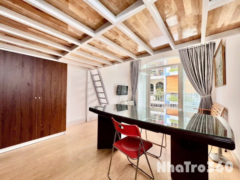 Phòng có gác ban công ngay chợ Hoàng Hoa Thám